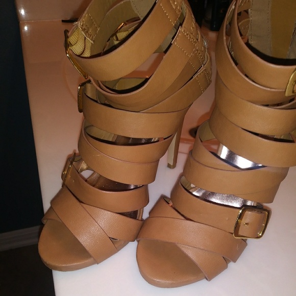 Opened Toe Cross Strap Buckled Heels! - Picture 3 of 5